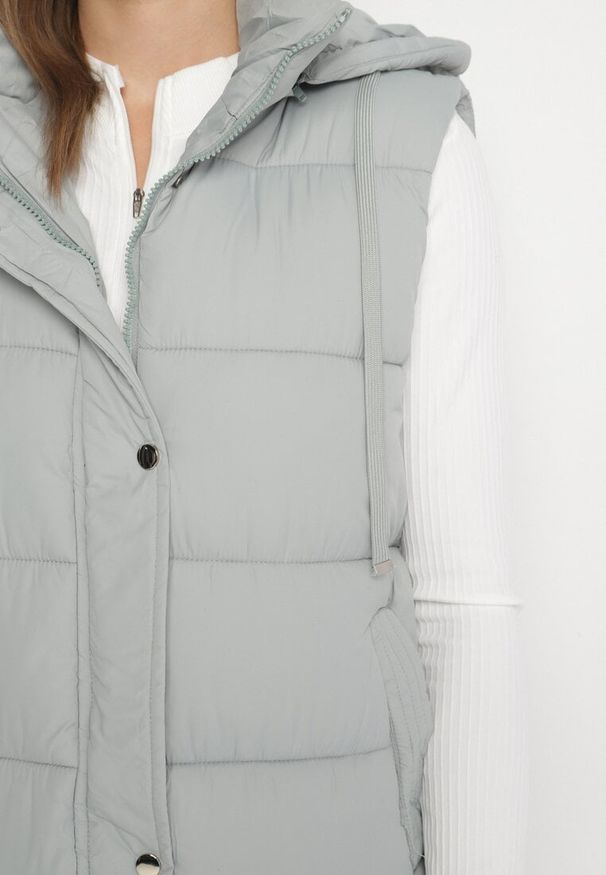 Born2be - Szara Pikowana Kamizelka z Kapturem i Sznurkami Zelothis. Typ kołnierza: kaptur. Kolor: szary. Materiał: jeans, dzianina. Długość: długie. Sezon: jesień. Styl: elegancki, klasyczny