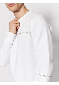 TOMMY HILFIGER - Tommy Hilfiger Bluza Multi Placement MW0MW22199 Biały Regular Fit. Kolor: biały. Materiał: bawełna