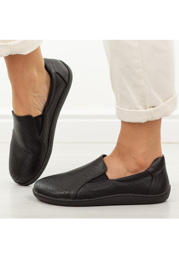 Czarne skórzane półbuty damskie barefoot M.Daszyński Ol38-2. Okazja: na co dzień. Kolor: czarny. Materiał: skóra. Szerokość cholewki: normalna. Sezon: wiosna, jesień, lato. Styl: casual, elegancki, sportowy, klasyczny