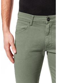 Wrangler - WRANGLER SPODNIE MĘSKIE LARSTON DUSTY OLIVE W18SDV65M. Materiał: jeans #10