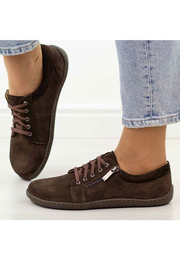 Brązowe zamszowe skórzane Polskie półbuty damskie barefoot Gregors 1153. Okazja: na co dzień, na spotkanie biznesowe. Kolor: brązowy. Materiał: zamsz, skóra. Szerokość cholewki: normalna. Sezon: wiosna, jesień. Styl: casual, biznesowy, klasyczny