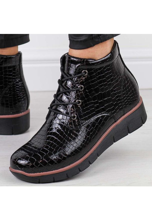 Czarne botki damskie na koturnie Filippo Dbt3169/25 Skóra Lakier. Okazja: na co dzień. Nosek buta: okrągły. Zapięcie: sznurówki. Kolor: czarny. Szerokość cholewki: normalna. Materiał: skóra, lakier. Sezon: zima, jesień. Obcas: na koturnie. Styl: elegancki, casual, klasyczny. Wysokość obcasa: średni