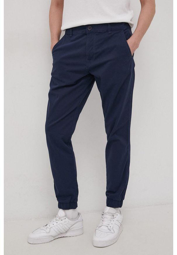 Only & Sons Spodnie męskie kolor granatowy w fasonie chinos. Kolor: niebieski. Materiał: tkanina. Wzór: gładki