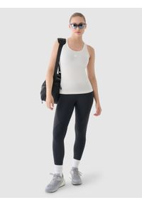 4f - 4F Top slim treningowy damski - beżowy XS. Kolor: beżowy. Materiał: włókno, elastan, dzianina, materiał, poliester. Długość rękawa: na ramiączkach. Wzór: gładki, jednolity, ze splotem. Sport: fitness