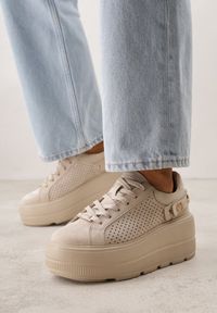 Born2be - Beżowe Skórzane Sneakersy na Platformie i Koturnie Zdobione Perforacją Penie. Okazja: na co dzień. Kolor: beżowy. Materiał: skóra. Wzór: aplikacja. Obcas: na koturnie #1