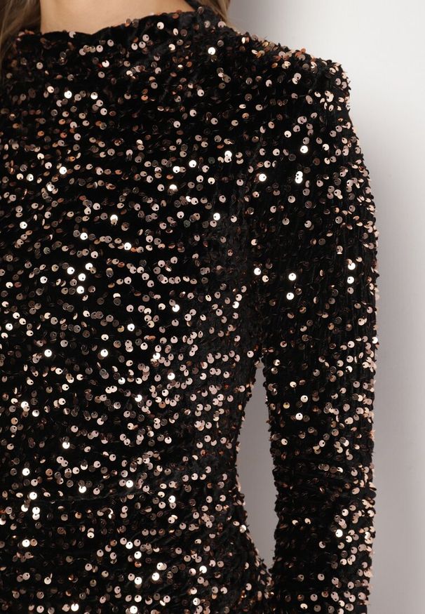 Born2be - Złoto-Czarna Cekinowa Koktajlowa Sukienka z Usztywnianymi Ramionami Bonida. Kolor: złoty. Długość rękawa: długi rękaw. Wzór: aplikacja. Styl: wizytowy