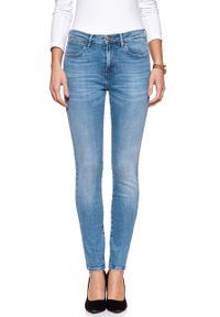 Wrangler - WRANGLER HIGH RISE SKINNY PEKIN SKY W27HFS17S. Stan: podwyższony. Wzór: aplikacja