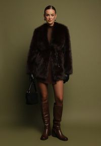 Born2be - Brązowa Kurtka Futerko o Prostym Kroju z Cienkim Wiązanym Paskiem Casatte. Okazja: do pracy, na spotkanie biznesowe. Typ kołnierza: golf. Kolor: brązowy. Materiał: futro. Wzór: aplikacja. Styl: biznesowy #2