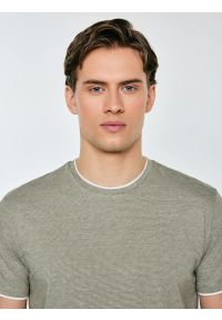 Big-Star - Koszulka męska w drobne paski khaki Fredriser 303. Okazja: na co dzień, do pracy. Kolor: zielony. Materiał: dzianina, jeans. Wzór: paski. Styl: casual #5