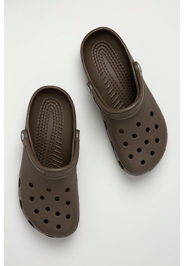 Crocs - Klapki. Kolor: brązowy. Materiał: guma