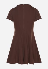 Born2be - Brązowa Rozkloszowana Sukienka z Krótkim Rękawem i Ozdobnymi Przeszyciami Meporea. Okazja: na co dzień. Kolor: brązowy. Długość rękawa: krótki rękaw. Styl: casual, elegancki, klasyczny #7