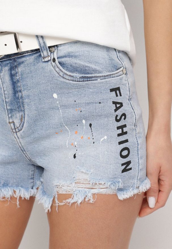 Born2be - Niebieskie Szorty Jeansowe z Wysokim Stanem Zdobione Przetarciami Vestella. Okazja: na co dzień. Stan: podwyższony. Kolor: niebieski. Materiał: jeans. Wzór: aplikacja. Sezon: lato, wiosna. Styl: casual