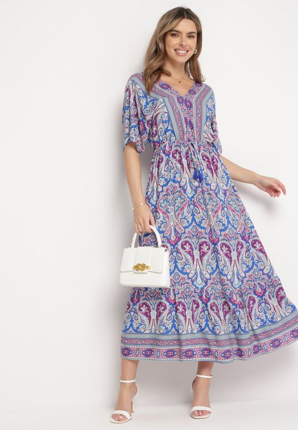 Born2be - Niebiesko-Fuksjowa Sukienka Maxi z Wiskozy w Stylu Boho z Wzorem Paisley i Gumką w Pasie Naroli. Okazja: na co dzień, na spacer. Typ kołnierza: dekolt w kształcie V. Kolor: niebieski. Materiał: wiskoza. Wzór: paisley. Sezon: lato. Styl: boho. Długość: maxi