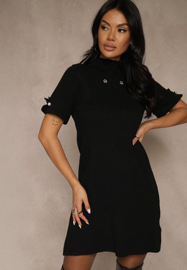 Renee - Czarna Sukienka Sweterkowa o Trapezowym Kroju z Perełkami Liatusea. Okazja: na co dzień. Kolor: czarny. Materiał: jeans. Typ sukienki: trapezowe. Styl: casual