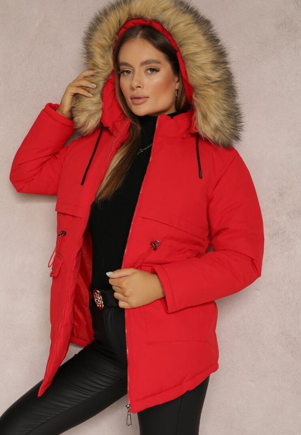 Renee - Czerwona Kurtka Parka z Odpinanym Kapturem i Futerkiem Veazee. Okazja: na co dzień. Kolor: czerwony. Materiał: futro. Sezon: zima. Styl: klasyczny, casual, elegancki