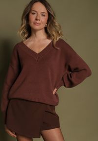 Born2be - Brązowy Sweter z Kaszmirem z Dekoltem w Serek Plenae. Okazja: na co dzień. Typ kołnierza: dekolt w serek. Kolor: brązowy. Materiał: kaszmir. Styl: klasyczny, casual, elegancki