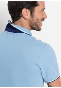 bonprix - Koszulka polo z czystej bawełny organicznej piqué. Typ kołnierza: polo. Kolor: niebieski. Materiał: bawełna. Długość rękawa: krótki rękaw. Długość: krótkie. Wzór: nadruk. Styl: sportowy #3