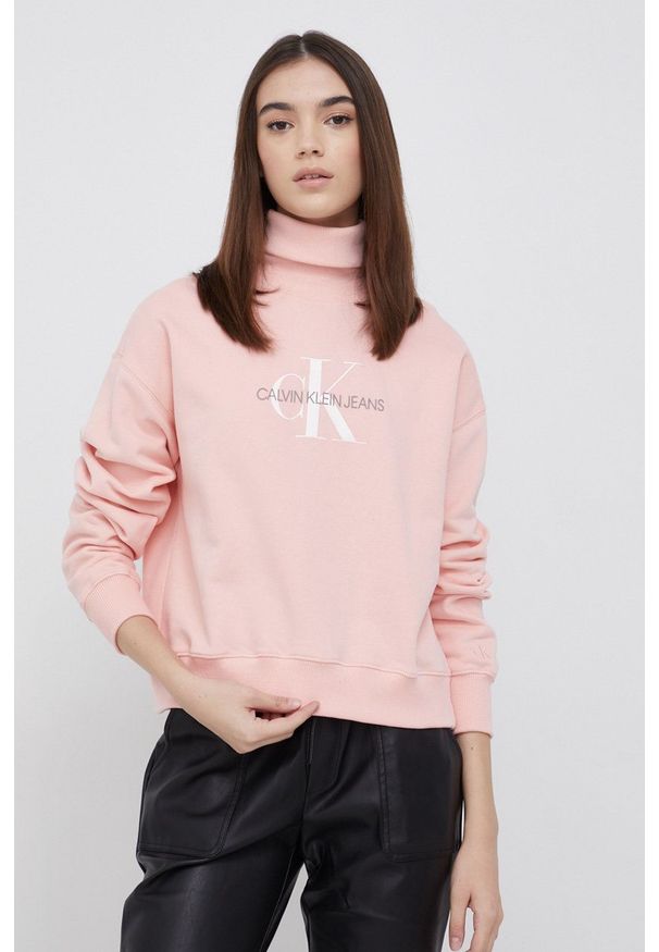 Calvin Klein Jeans Bluza bawełniana damska kolor różowy z nadrukiem. Okazja: na co dzień. Typ kołnierza: golf. Kolor: różowy. Materiał: bawełna. Długość rękawa: długi rękaw. Długość: długie. Wzór: nadruk. Styl: casual