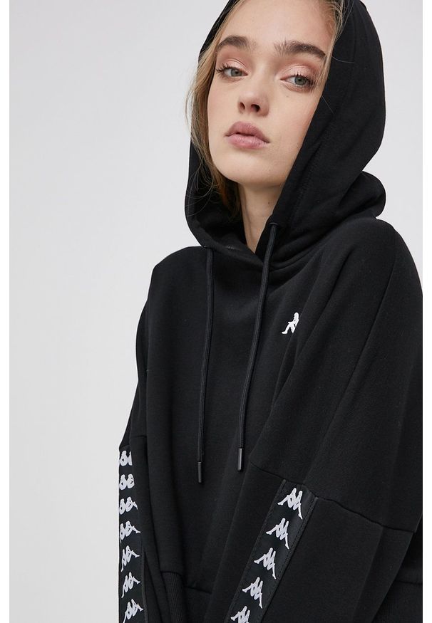Kappa Bluza damska kolor czarny z kapturem melanżowa. Typ kołnierza: kaptur. Kolor: czarny. Materiał: bawełna, dzianina. Wzór: melanż