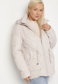 Born2be - Jasnoszara Pikowana Kurtka z Kapturem i Ozdobnymi Suwakami Carnaye. Okazja: na co dzień, na spacer. Typ kołnierza: kaptur. Kolekcja: plus size. Kolor: szary. Materiał: jeans. Styl: sportowy, casual, elegancki