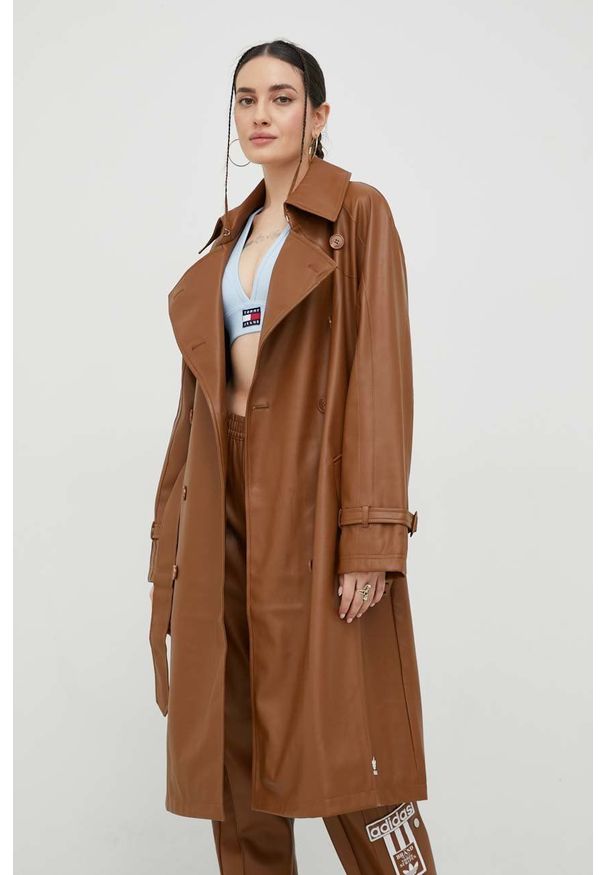 adidas Originals płaszcz damski kolor brązowy przejściowy. Kolor: brązowy. Materiał: materiał. Długość rękawa: raglanowy rękaw. Styl: klasyczny