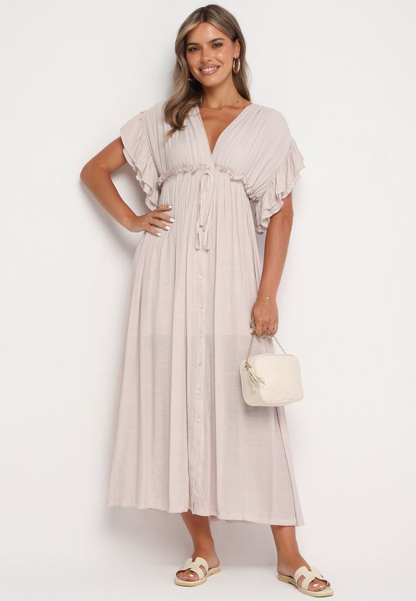 Born2be - Beżowa Taliowana Sukienka z Bawełny Ozdobiona Falbanami przy Rękawach i Gumką w Talii Rivasie. Typ kołnierza: dekolt w kształcie V. Kolor: beżowy. Materiał: bawełna. Długość rękawa: krótki rękaw. Wzór: aplikacja. Sezon: lato