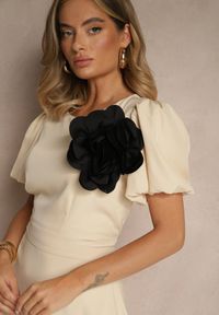 Renee - Beżowa Rozkloszowana Sukienka Vices Ozdobiona Odpinanym Kwiatem 3D Koleira. Okazja: na co dzień. Kolor: beżowy. Wzór: aplikacja, kwiaty. Styl: klasyczny, casual #4