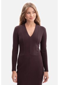 BeWear - Bawełniana sukienka dzianinowa ołówkowa z dekoltem V c.brąz. Kolor: brązowy. Materiał: dzianina, bawełna. Sezon: zima, jesień. Typ sukienki: ołówkowe #2