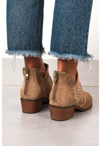 Casu - Beżowe botki wiosenne ażurowe na niskim obcasie ze skórzaną wkładką casu l20x8/db. Kolor: beżowy. Materiał: skóra. Wzór: ażurowy. Sezon: wiosna. Obcas: na obcasie. Wysokość obcasa: niski #2