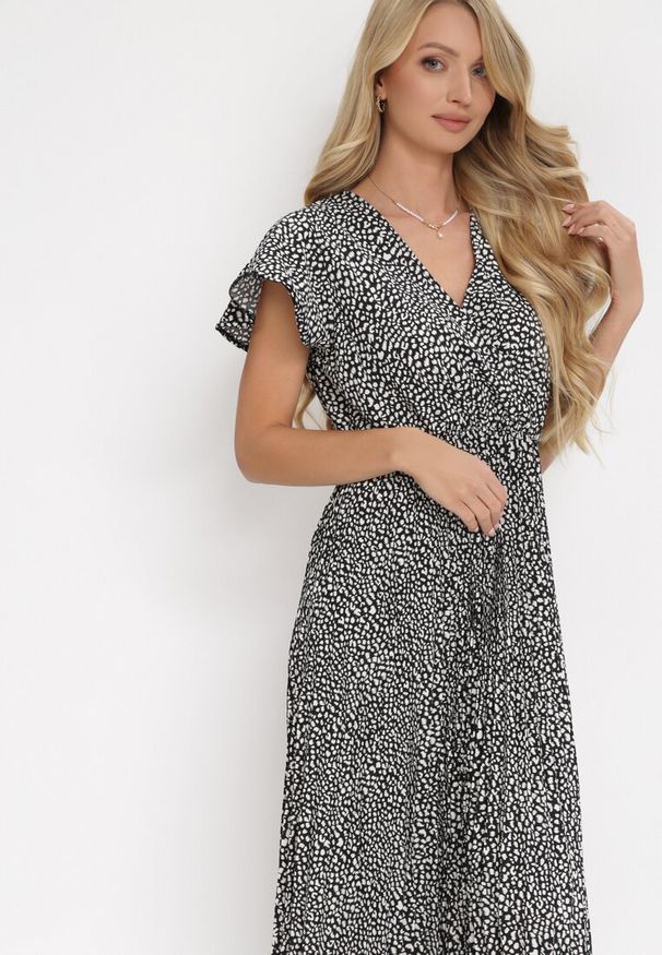 Born2be - Czarna Plisowana Sukienka Maxi z Gumką w Talii i Kopertowym Dekoltem Kaimarie. Okazja: na co dzień. Kolor: czarny. Typ sukienki: kopertowe. Styl: casual. Długość: maxi
