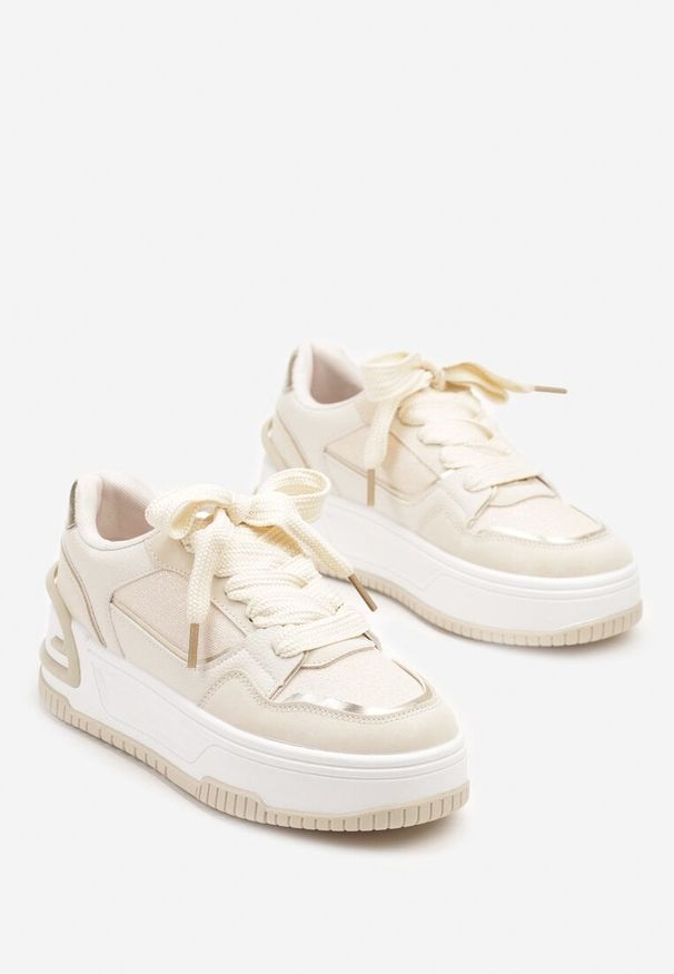 Renee - Beżowe Sneakersy na Platformie Ozdobionej Tłoczeniem Deovithra. Okazja: na co dzień. Zapięcie: sznurówki. Kolor: beżowy. Materiał: jeans. Wzór: aplikacja. Obcas: na platformie