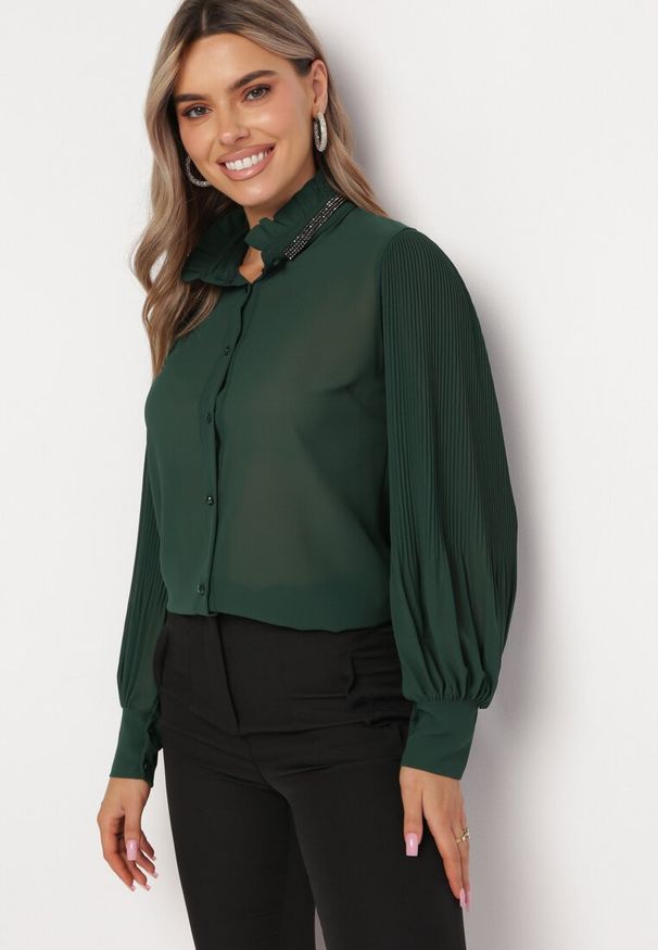 Born2be - Ciemnozielona Koszula z Luźnym i Plisowanym Rękawem Peolla. Typ kołnierza: kołnierzyk stójkowy. Kolor: zielony