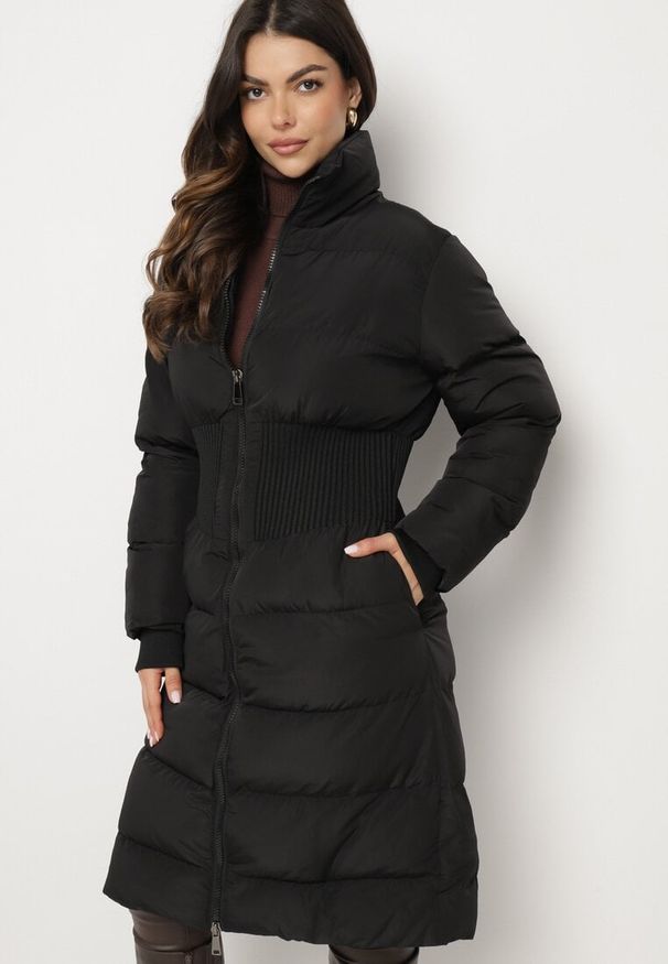 Born2be - Czarna Kurtka Pikowana o Taliowanym Kroju z Szeroką Gumką w Pasie i Stójką Hedilaine. Okazja: na co dzień. Typ kołnierza: kołnierzyk stójkowy. Kolor: czarny. Materiał: materiał, jeans. Długość rękawa: długi rękaw. Długość: długie. Styl: casual, elegancki