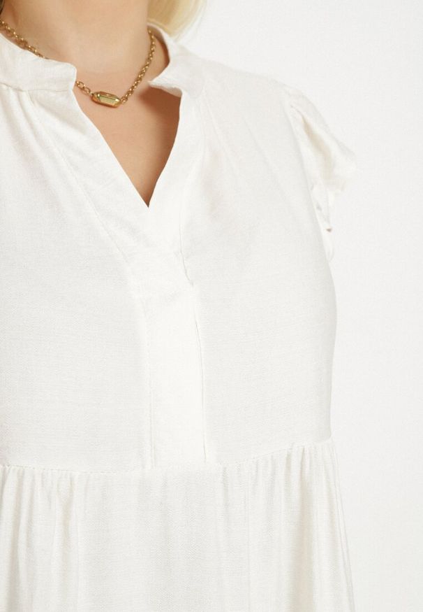 Born2be - Jasnobeżowa Sukienka o Rozkloszowanym Kroju z Dekoltem w Serek Meverina. Okazja: na co dzień. Typ kołnierza: dekolt w serek. Kolor: beżowy. Długość rękawa: krótki rękaw. Wzór: aplikacja. Typ sukienki: proste, rozkloszowane. Styl: elegancki, casual