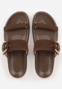 Born2be - Brązowe Płaskie Klapki z Imitacji Zamszu z Wyrazistą Klamrą Himemoni. Okazja: na co dzień. Kolor: brązowy. Materiał: zamsz. Wzór: paski, haft. Sezon: lato. Styl: boho, wakacyjny, casual #3