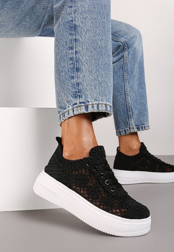 Renee - Czarne Sneakersy na Platformie przed Kostkę z Cholewką z Ażurowym Zdobieniem Ebivara. Okazja: na co dzień. Nosek buta: okrągły. Zapięcie: sznurówki. Kolor: czarny. Szerokość cholewki: normalna. Wzór: aplikacja, ażurowy. Wysokość cholewki: przed kostkę. Materiał: jeans. Sezon: wiosna. Obcas: na platformie