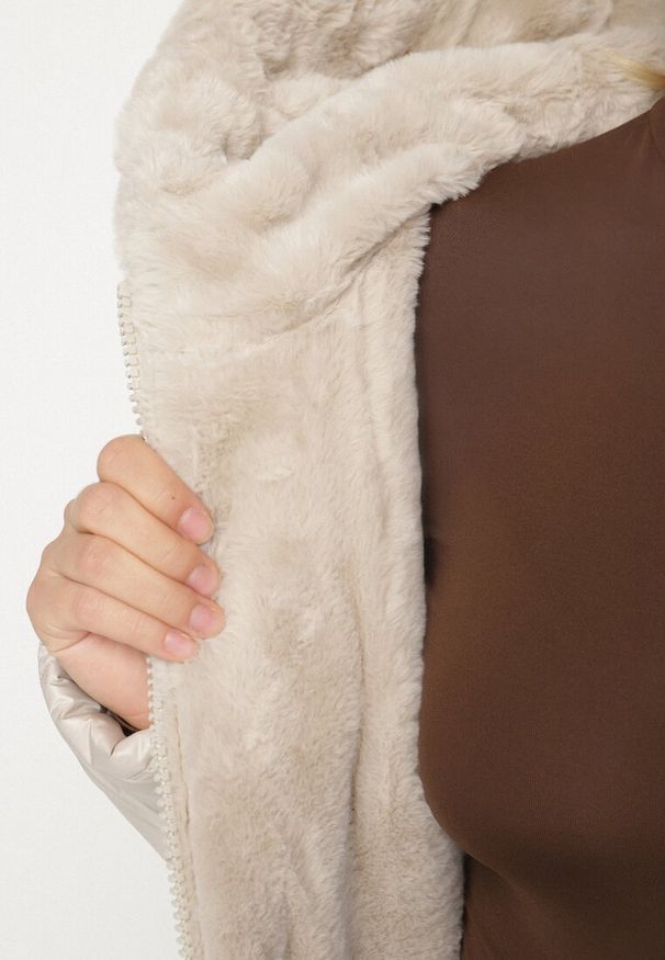 Born2be - Jasnobeżowa Pikowana Kurtka o Prostym Kroju z Kapturem Avilerie. Okazja: na co dzień. Typ kołnierza: kaptur. Kolekcja: plus size. Kolor: beżowy. Materiał: jeans. Styl: casual, elegancki