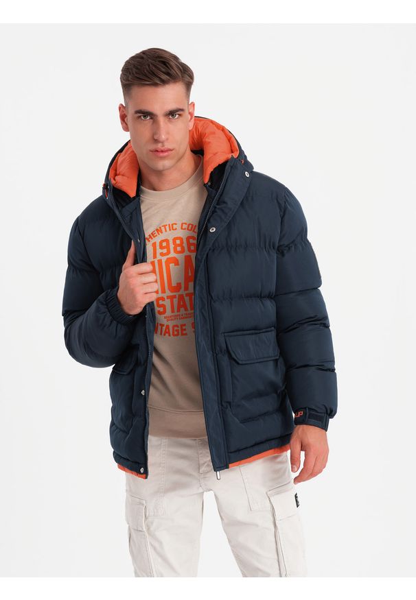 Ombre Clothing - Ciepła sportowa kurtka męska z podwójnym kapturem – granatowa V2 OM-JAHP-0208 - XXL. Kolor: niebieski. Materiał: poliester, materiał, tkanina, syntetyk. Długość: długie. Wzór: aplikacja, nadruk, napisy. Styl: sportowy