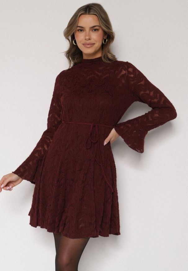Born2be - Bordowa Koronkowa Sukienka z Wiązaniem Półgolfem i Falbankami Alnefera. Okazja: na co dzień. Typ kołnierza: kołnierz z falbankami. Kolor: czerwony. Materiał: koronka. Długość rękawa: na ramiączkach. Styl: klasyczny, casual