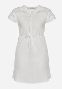 Born2be - Biała Pudełkowa Sukienka Bawełniana ze Sznurkiem w Pasie Quimalia. Kolor: biały. Materiał: bawełna. Długość rękawa: krótki rękaw. Wzór: aplikacja. Sezon: wiosna, lato. Typ sukienki: proste #2