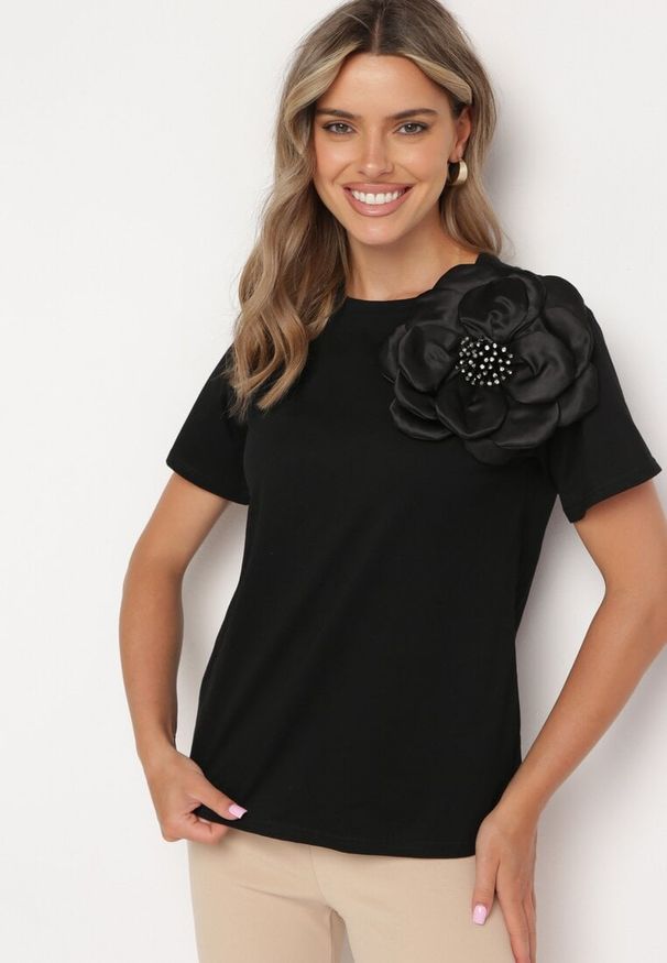 Born2be - Czarny Bawełniany T-shirt z Krótkim Rękawem i Aplikacją w Kształcie Kwiatu z Cyrkoniami Dimantee. Okazja: na co dzień. Kolor: czarny. Materiał: bawełna. Długość rękawa: krótki rękaw. Długość: krótkie. Wzór: aplikacja, kwiaty. Styl: klasyczny, casual