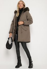 Born2be - Ciemnozielona Dwustronna Kurtka Parka Futerko z Kapturem Alorrise. Okazja: na co dzień. Typ kołnierza: kaptur. Kolor: zielony. Materiał: futro. Wzór: gładki. Styl: casual, elegancki #2