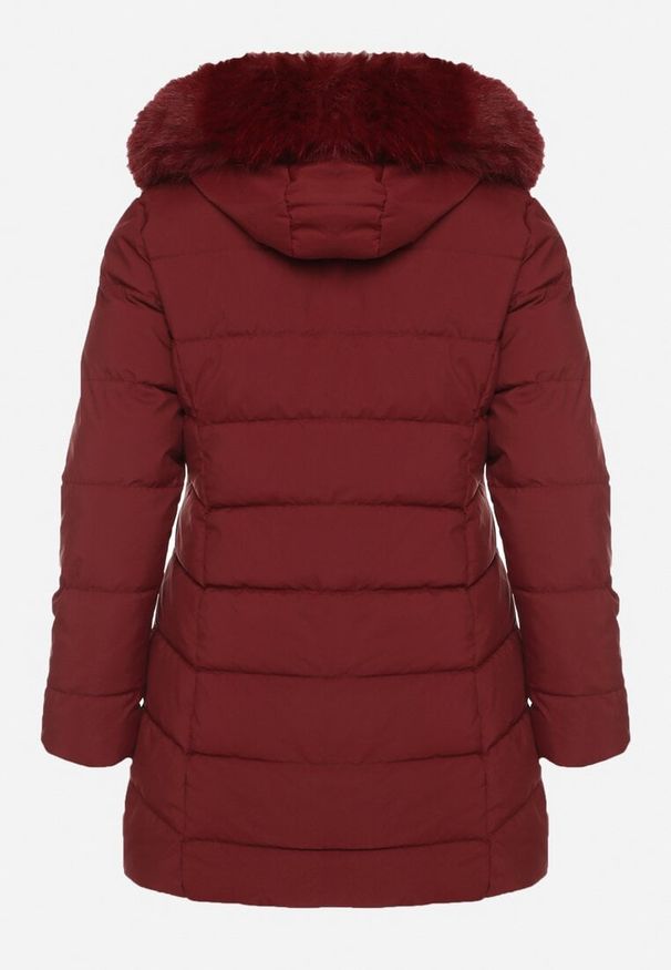 Born2be - Bordowa Pikowana Kurtka z Kapturem z Futerkiem Espenna. Okazja: na co dzień. Typ kołnierza: kaptur. Kolekcja: plus size. Kolor: czerwony. Materiał: futro. Sezon: zima. Styl: elegancki, casual