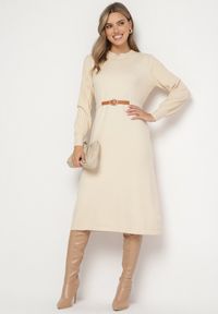 Born2be - Beżowa Sukienka z Wiskozą Ozdobiona Plisowanymi Rękawami i Paskiem Daikari. Okazja: na co dzień. Kolor: beżowy. Materiał: wiskoza. Wzór: aplikacja. Styl: casual #1