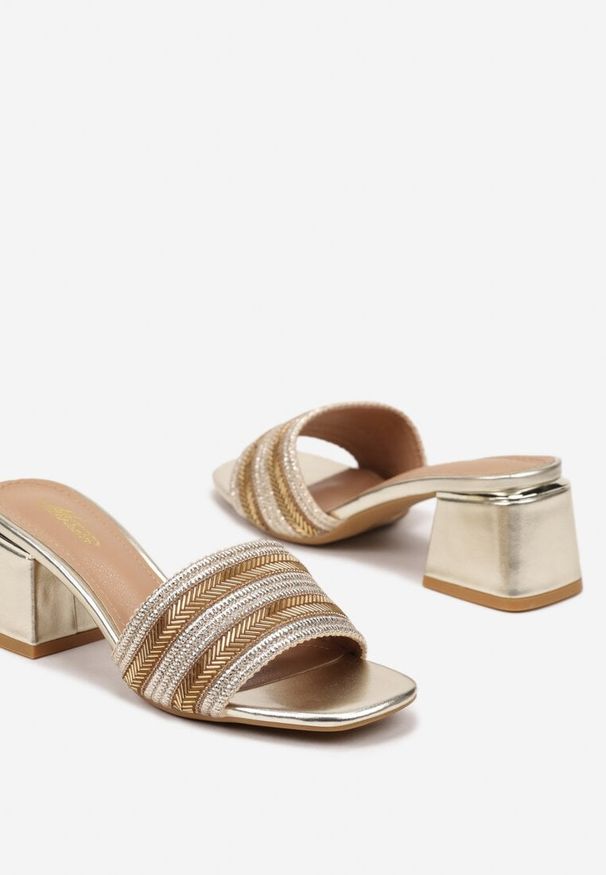Born2be - Złote Klapki na Obcasie z Plecioną Cholewką Tanelira. Nosek buta: otwarty. Kolor: złoty. Materiał: jeans. Obcas: na obcasie. Styl: elegancki. Wysokość obcasa: średni