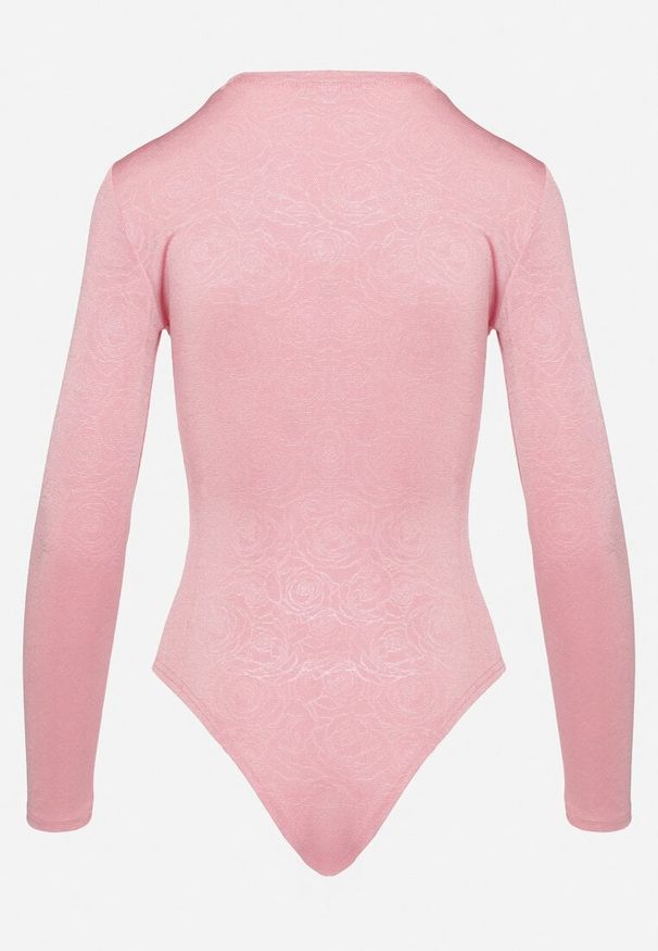 Born2be - Różowe Body z Wiskozą w Klasycznym Stylu Danethra. Okazja: na co dzień. Kolor: różowy. Materiał: wiskoza. Długość rękawa: długi rękaw. Długość: długie. Styl: klasyczny