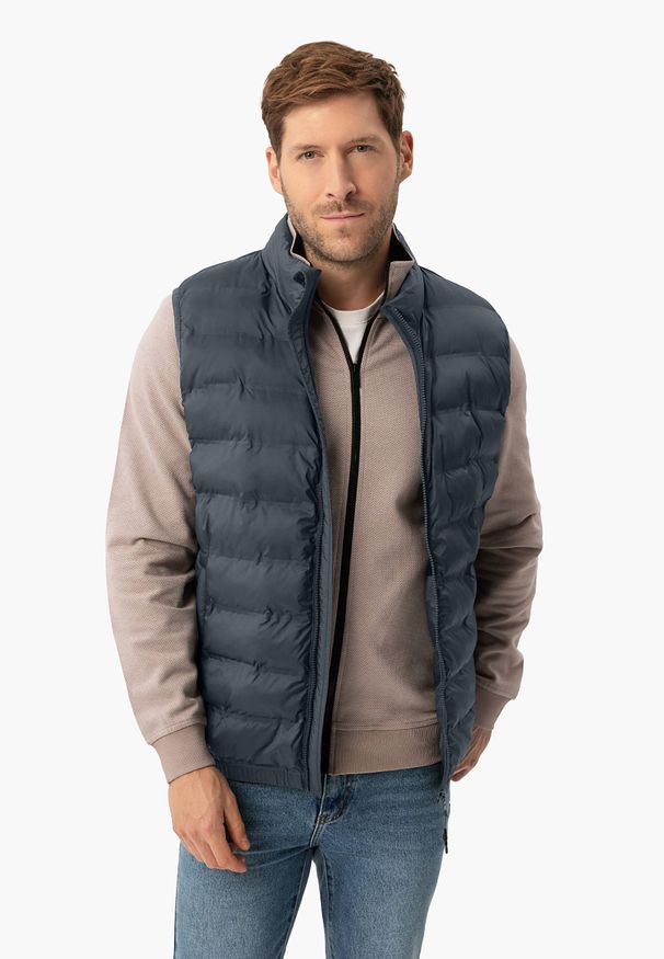 Volcano - Pikowany bezrękawnik V-JUNIP. Okazja: na co dzień. Typ kołnierza: kołnierzyk stójkowy. Materiał: materiał. Długość rękawa: bez rękawów. Wzór: gładki, napisy. Styl: casual