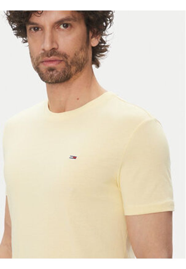 Tommy Jeans T-Shirt DM0DM20363 Żółty Slim Fit. Kolor: żółty. Materiał: bawełna