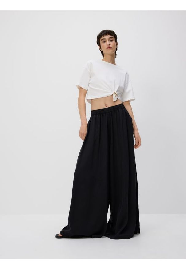 Reserved - Spodnie z szerokimi nogawkami z lyocellu - szary. Kolor: szary