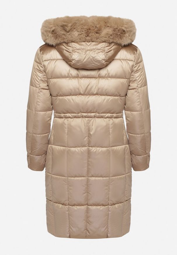 Born2be - Ciemnobeżowa Pikowana Kurtka ze Ściągaczem w Talii i Odpinanym Futerkiem przy Kapturze Zemilae. Okazja: na co dzień. Kolekcja: plus size. Kolor: beżowy. Materiał: futro. Długość rękawa: długi rękaw. Długość: długie. Styl: casual, elegancki